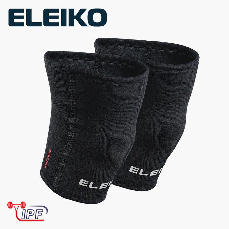 ELEIKO パワーリフティングニースリーブ ブラック 正面斜めから左右セットを写した膝サポーター外観とロゴ配置が分かるトレーニング用モデル