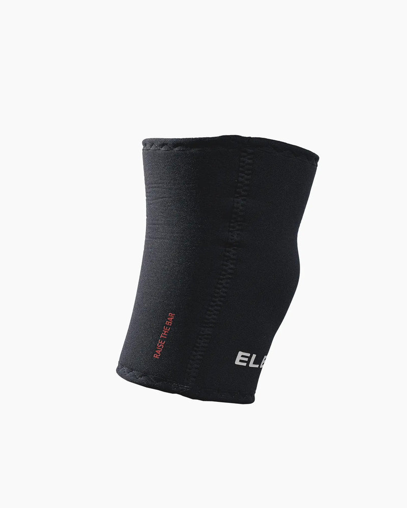ELEIKO パワーリフティングニースリーブ ブラック 斜め角度の単体ビューでロゴと表面素材感、膝周囲サポート構造が確認できる競技向けニースリーブ