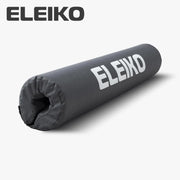 ELEIKO バーパッド ブラックを正面斜め上から捉えた構図。円筒形クッションとELEIKOロゴプリント、バーベルシャフトに巻き付けて使用する厚手パッドの全体形状が分かるトレーニングアクセサリー