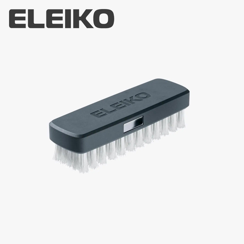 ELEIKO クリーニングブラシ ブラックを正面斜め上から捉えた構図。ELEIKOロゴ入り本体と密集したホワイトブラシ毛、中央の磁石パーツが確認できるバーベルローレット清掃用ブラシ