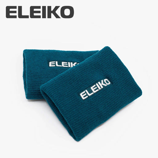 ELEIKO リストバンド ストロングブルーを正面斜め上から捉えた構図。刺繍されたELEIKOロゴと厚手のリブ編み素材、左右ペアの形状が確認できるトレーニング用リストバンド