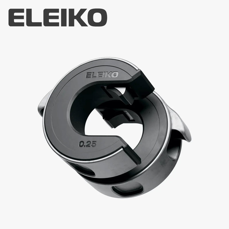 ELEIKO オープンカラー ブラックを正面斜め上から捉えた構図。ELEIKOロゴ刻印と0.25kg表示、ワンタッチ開閉レバー付きクイックロック機構の外観が分かるバーベル用カラー