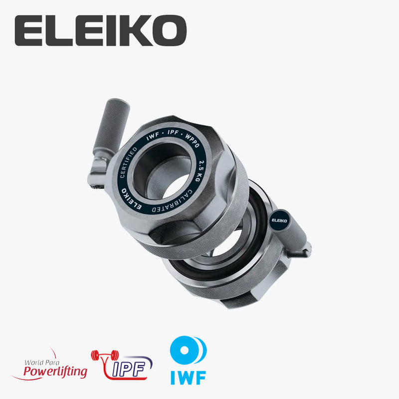 ELEIKO コンペティションカラー IWF公認品 IPF公認品 WPPO公認品 シルバーを正面斜め上から捉えた構図。ローレット加工ノブとレバーハンドル、2.5kg刻印と認証表記が確認できる競技用バーベルカラー