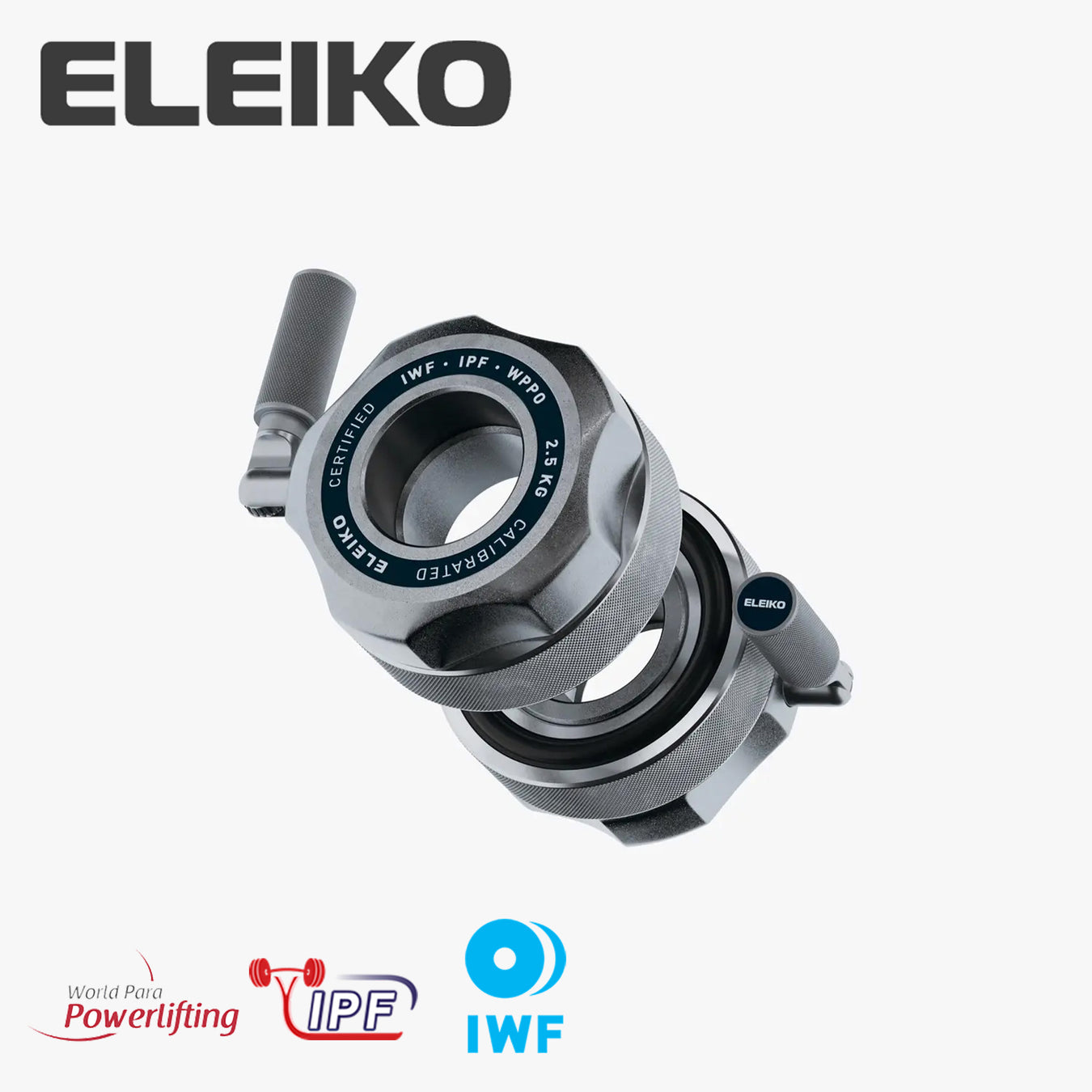 ELEIKO コンペティションカラー IWF公認品 IPF公認品 WPPO公認品 シルバーを正面斜め上から捉えた構図。ローレット加工ノブとレバーハンドル、2.5kg刻印と認証表記が確認できる競技用バーベルカラー