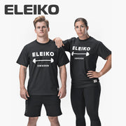 ELEIKO 1957 Tシャツ ユニセックス ブラック 男女モデル正面視点で肩組みポーズによりサイズ感とフィット感が分かる着用スタイル