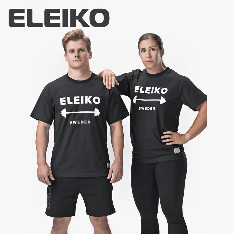 ELEIKO 1957 Tシャツ ユニセックス ブラック 男女モデル正面視点で肩組みポーズによりサイズ感とフィット感が分かる着用スタイル