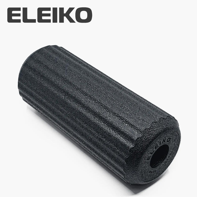ELEIKO フォームローラー ブラックを斜め上から捉えた全体構図。凹凸リブ形状の表面テクスチャと円筒形ボディ、中央のコア構造が分かるモビリティ用フォームローラー