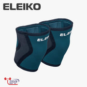 ELEIKO WL ニースリーブ IPF公認品 ストロングブルーを斜め上から捉えた構図。左右セットのニースリーブ外側に配置されたELEIKOロゴと厚手ネオプレン素材、膝関節を包み込む立体サポート形状が分かるニースリーブ