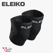 ELEIKO WL ニースリーブ IPF公認品 ブラックを斜め上から捉えた構図。左右セットのニースリーブ外側に配置されたELEIKOロゴと厚手ネオプレン素材、膝関節を包む立体形状が分かるニースリーブ
