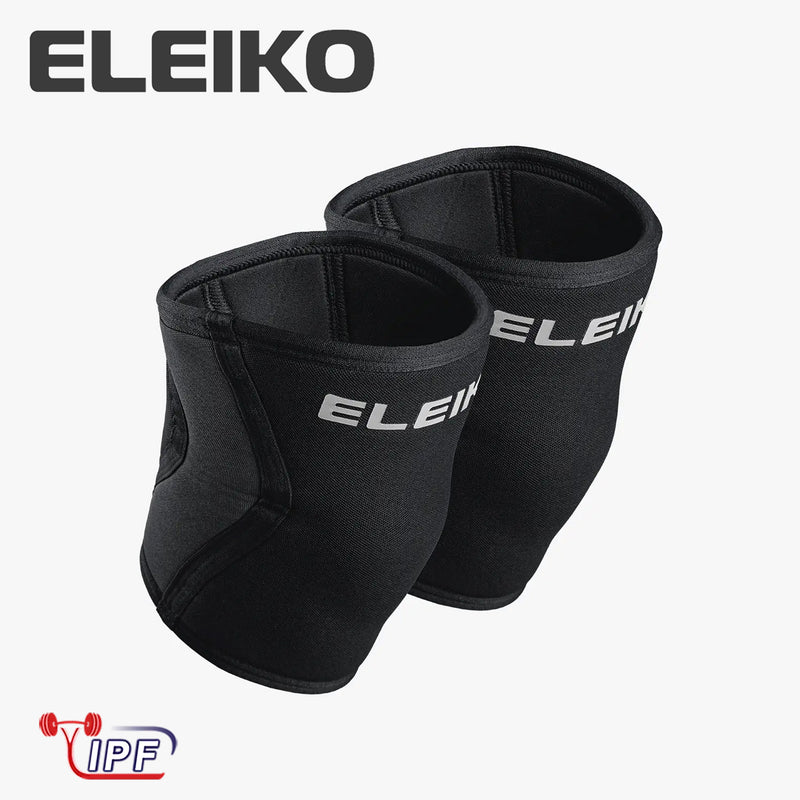 ELEIKO WL ニースリーブ IPF公認品 ブラックを斜め上から捉えた構図。左右セットのニースリーブ外側に配置されたELEIKOロゴと厚手ネオプレン素材、膝関節を包む立体形状が分かるニースリーブ