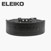 ELEIKO ウェイトリフティングレザーベルト ブラックの正面全体を水平アングルから捉えた構図。中央のELEIKOエンボスロゴと幅広レザー構造、白ステッチのディテールが確認できるリフティングベルト
