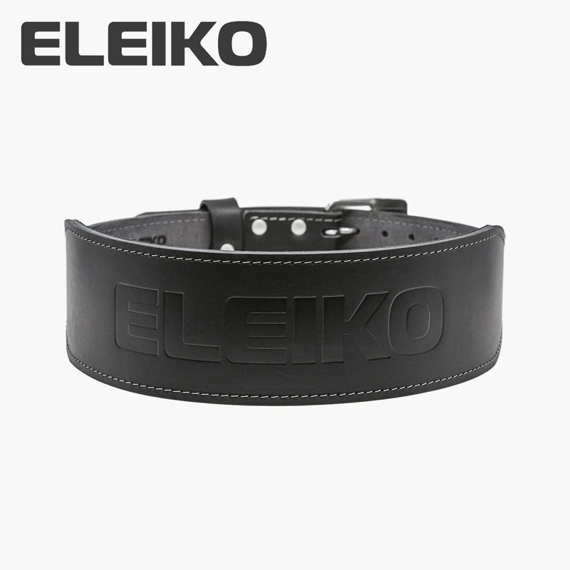 ELEIKO ウェイトリフティングレザーベルト ブラックの正面全体を水平アングルから捉えた構図。中央のELEIKOエンボスロゴと幅広レザー構造、白ステッチのディテールが確認できるリフティングベルト