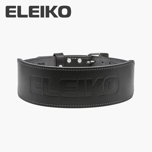 ELEIKO ウェイトリフティングレザーベルト ブラックの正面全体を水平アングルから捉えた構図。中央のELEIKOエンボスロゴと幅広レザー構造、白ステッチのディテールが確認できるリフティングベルト