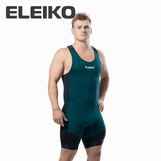 ELEIKO ウェイトリフティングシングレット メンズ ストロングブルーを正面斜め前から捉えた着用スタイル。胸元のELEIKOロゴと肩ストラップ、太腿までフィットするコンプレッション形状が分かるシングレット