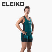ELEIKO ウェイトリフティングシングレット ウィメンズ ストロングブルーを正面斜め前から捉えた着用スタイル。胸元のELEIKOロゴと肩ストラップ、太腿までフィットするコンプレッション設計が分かるシングレット