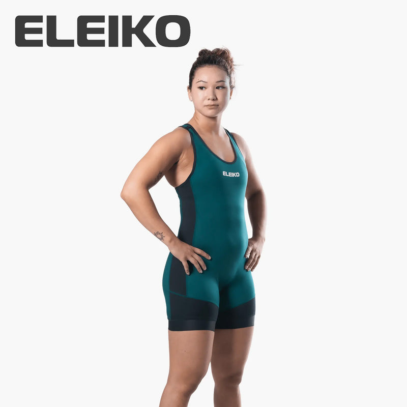 ELEIKO ウェイトリフティングシングレット ウィメンズ ストロングブルーを正面斜め前から捉えた着用スタイル。胸元のELEIKOロゴと肩ストラップ、太腿までフィットするコンプレッション設計が分かるシングレット