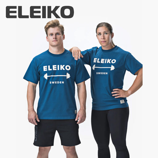 ELEIKO 1957 Tシャツ ユニセックス ブルー 男女モデル正面立ち姿でロゴとバーベルプリントを強調した全身コーディネート