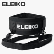 ELEIKO ディップベルト ブラックの正面全体を水平アングルから捉えた構図。中央のELEIKOロゴ、幅広パッド構造、両側に接続されたストラップとカラビナ金具が分かるリフティングベルト