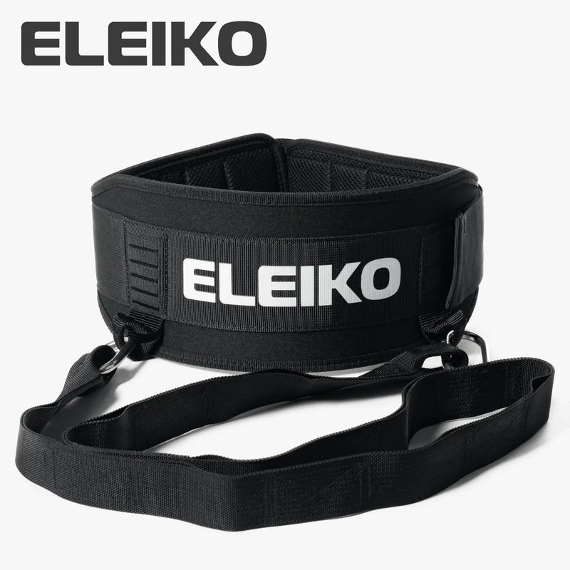 ELEIKO ディップベルト ブラックの正面全体を水平アングルから捉えた構図。中央のELEIKOロゴ、幅広パッド構造、両側に接続されたストラップとカラビナ金具が分かるリフティングベルト