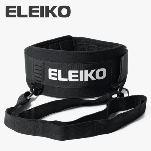 ELEIKO ディップベルト ブラックの正面全体を水平アングルから捉えた構図。中央のELEIKOロゴ、幅広パッド構造、両側に接続されたストラップとカラビナ金具が分かるリフティングベルト