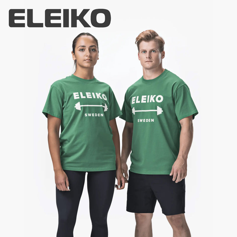 ELEIKO 1957 Tシャツ ユニセックス グリーン 男女モデル正面視点で並び立ちサイズ感とフィット感が分かる着用スタイル
