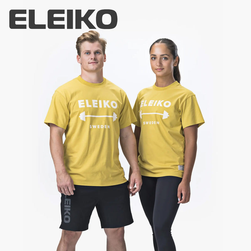 ELEIKO 1957 Tシャツ ユニセックス イエロー 男女モデル正面立ち姿でロゴとバーベルプリントを強調した全身コーディネート