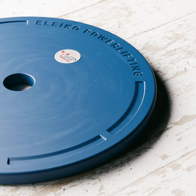 ELEIKO 新型パワーリフティングコンペティションプレート IPF公認品 青 裏面を斜め角度から捉えたバックディテール、ELEIKO POWERLIFTING刻印とIPF認証シール、外周リム形状が確認できるプレート表面構造