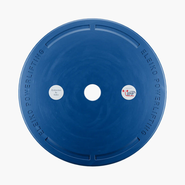 ELEIKO 新型パワーリフティングコンペティションプレート IPF公認品 青 裏面から捉えたバックビュー外周のELEIKO POWERLIFTING刻印とキャリブレーションシール、中央スリーブ穴の構造が分かる配置