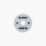 ELEIKO 新型パワーリフティングコンペティションプレート IPF公認品 白 正面から捉えた5kgウェイトプレート、ELEIKOロゴと重量表示、中央スリーブ穴とフロントリム形状が確認できる正面ビュー