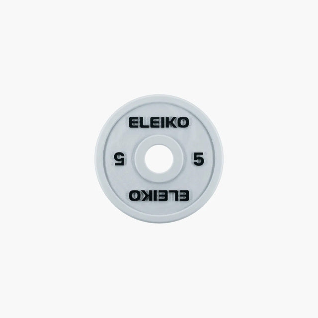 ELEIKO 新型パワーリフティングコンペティションプレート IPF公認品 白 正面から捉えた5kgウェイトプレート、ELEIKOロゴと重量表示、中央スリーブ穴とフロントリム形状が確認できる正面ビュー