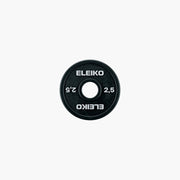 ELEIKO 新型パワーリフティングコンペティションプレート IPF公認品 黒 正面から捉えた2.5kgウェイトプレート、ELEIKOロゴと重量表示、中央スリーブ穴とプレート外周リム形状が確認できるフロントビュー