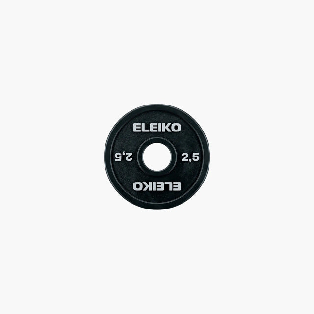 ELEIKO 新型パワーリフティングコンペティションプレート IPF公認品 黒 正面から捉えた2.5kgウェイトプレート、ELEIKOロゴと重量表示、中央スリーブ穴とプレート外周リム形状が確認できるフロントビュー
