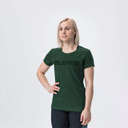 ELEIKO Tシャツ ウィメンズ パイングリーン 正面やや斜めから上半身と全体シルエットを捉えロゴ配置とフィット感が分かる着用スタイル