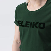 ELEIKO Tシャツ ウィメンズ パイングリーン 胸元を正面から拡大しELEIKOロゴプリントの発色と生地質感を確認できるディテール