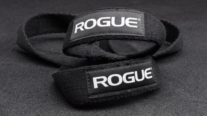 ROGUE ヘビーデューティー フィギュア 8 リフティングストラップ 2.0 ブラックを床面に並べた俯瞰構図、複数サイズの8の字形状とループ構造が分かるロフティングストラップ