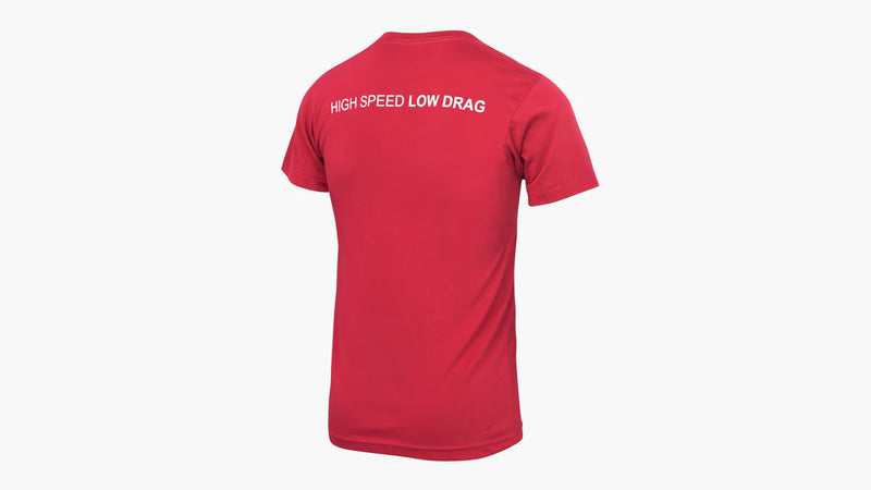 ROGUE クラシック Tシャツ レッド 背面斜めからHIGH SPEED LOW DRAGプリントと裾までのラインを確認できるデザイン