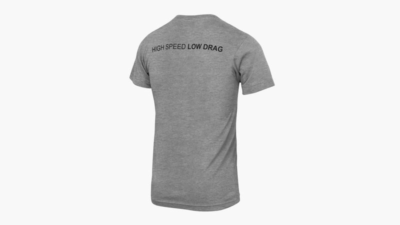 ROGUE クラシック Tシャツ グレー 背面からやや斜めに捉えたHIGH SPEED LOW DRAGロゴ配置と背中のフィット感