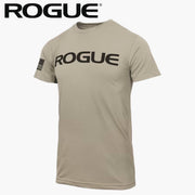 ROGUE ベーシック Tシャツ サンド/ブラックを正面やや斜めから捉え、胸部のブラックROGUEロゴと左袖フラッグパッチ、サンドカラーのボディ色とメンズ向け半袖シルエットが分かる構成