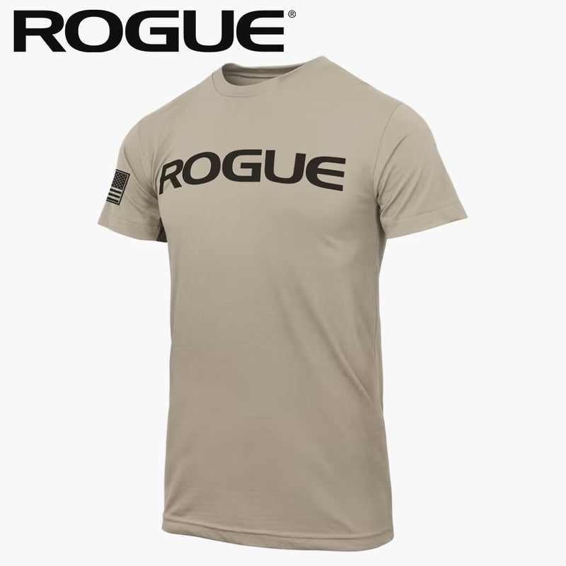 ROGUE ベーシック Tシャツ サンド/ブラックを正面やや斜めから捉え、胸部のブラックROGUEロゴと左袖フラッグパッチ、サンドカラーのボディ色とメンズ向け半袖シルエットが分かる構成