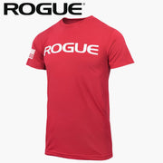 ROGUE ベーシック Tシャツ レッド/ホワイトを正面やや斜めから捉え、胸部のホワイトROGUEロゴと左袖のフラッグパッチ、鮮やかなレッドボディとメンズ向け半袖シルエットが分かる構成