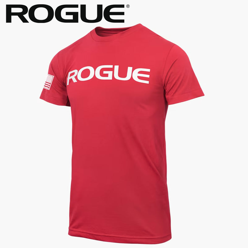 ROGUE ベーシック Tシャツ レッド/ホワイトを正面やや斜めから捉え、胸部のホワイトROGUEロゴと左袖のフラッグパッチ、鮮やかなレッドボディとメンズ向け半袖シルエットが分かる構成