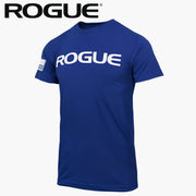 ROGUE ベーシック Tシャツ ブルー/ホワイトを正面やや斜めから捉え、胸部のホワイトROGUEロゴと左袖のフラッグパッチ、ブルーボディの色味とメンズ向け半袖シルエットが分かる構成