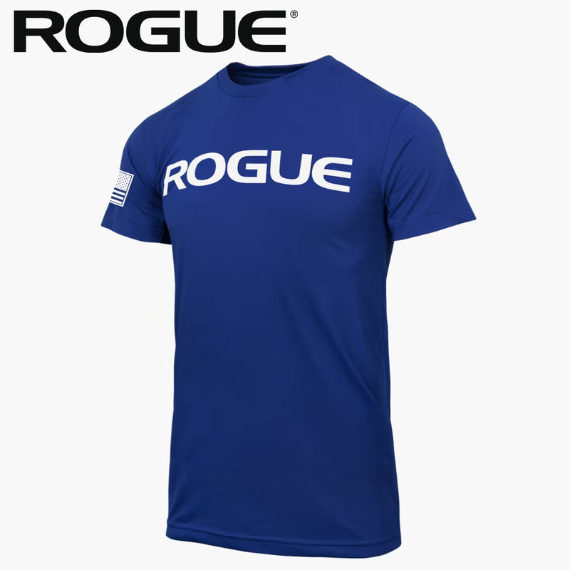ROGUE ベーシック Tシャツ ブルー/ホワイトを正面やや斜めから捉え、胸部のホワイトROGUEロゴと左袖のフラッグパッチ、ブルーボディの色味とメンズ向け半袖シルエットが分かる構成