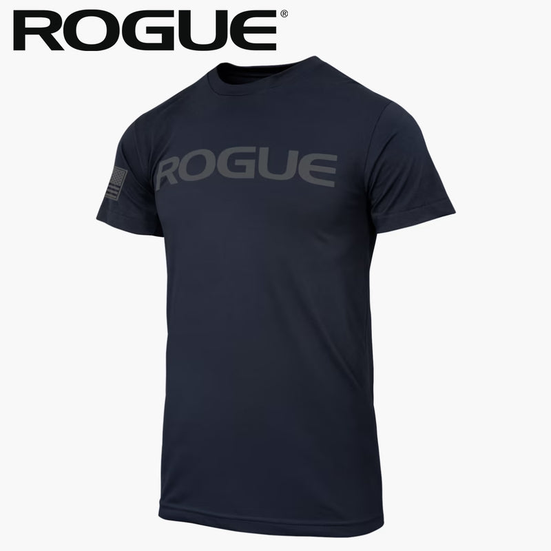 ROGUE ベーシック Tシャツ ネイビー/シルバー を正面斜めから捉え、胸中央の控えめなROGUEロゴ配色とクルーネック形状、半袖シルエットが分かるTシャツ外観