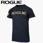 ROGUE ベーシック Tシャツ ネイビー/メタリックゴールドを正面やや斜めから捉え、胸部のメタリックゴールドROGUEロゴと左袖のパッチ、メンズ向け半袖シルエットが分かる構成