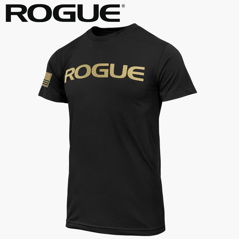 ROGUE ベーシック Tシャツ ブラック/メタリックゴールドを正面やや斜めから捉え、胸部のメタリックゴールドROGUEロゴと左袖パッチ、メンズ向け半袖シルエットが分かる構成