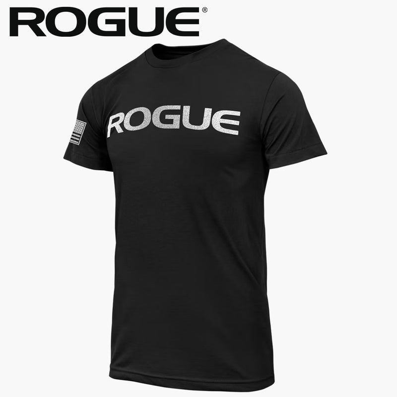 ROGUE ベーシック Tシャツ ブラック/メタリックシルバーを正面やや斜めから捉え、胸部のメタリックシルバーROGUEロゴと左袖パッチ、メンズ向け半袖シルエットが分かる構成
