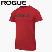ROGUE ベーシック Tシャツ ヘザーレッド/グレーを正面やや斜めから捉え、胸部のグレーROGUEロゴと左袖フラッグパッチ、霜降り調レッドボディとメンズ向け半袖シルエットが分かる構成