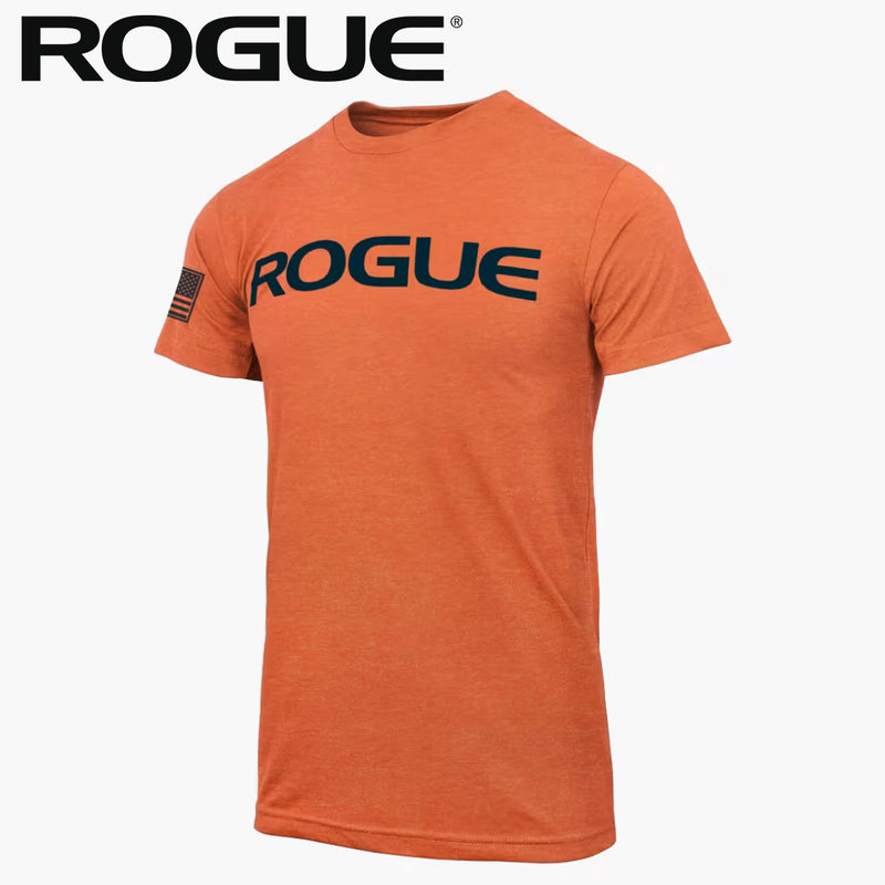 ROGUE ベーシック Tシャツ オレンジ/ネイビーを正面やや斜めから捉え、胸部のネイビーROGUEロゴと左袖フラッグパッチ、霜降り調オレンジボディとメンズ向け半袖シルエットが分かる構成