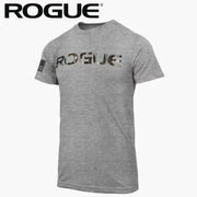 ROGUE ベーシック Tシャツ グレー/カモを正面やや斜めから捉え、胸部のカモ柄ROGUEロゴと左袖フラッグパッチ、霜降りグレーボディとメンズ向け半袖シルエットが分かる構成